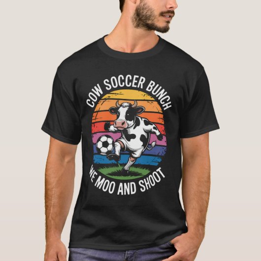 牛サッカーチーム 私たちはモーとシュート Tシャツ (正面)