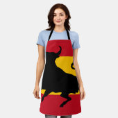 牛スペインのの旗 エプロン (着用した状態)