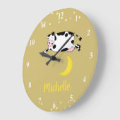 牛パーソナライズされたが月の子供部屋を飛び越える ラージ壁時計 (傾斜)