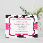 牛プリントピンクベビーシャワーまたは誕生日招待状 招待状 (スタンド正面)