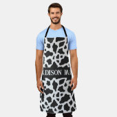 牛プリントモノグラムミニマルアニマルプリント エプロン (着用した状態)