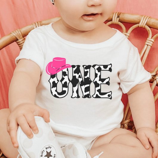 牛プリント女性のカーボーイハットワン最初の1歳の誕生日パーティー ベビーTシャツ