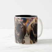 牛ランニングの ツートーンマグカップ (正面右)