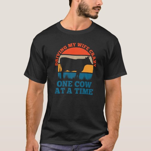 牛一頭ずつ妻を狂わせる酪農家 Tシャツ (正面)