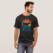 牛一頭ずつ妻を狂わせる酪農家 Tシャツ (正面フル)
