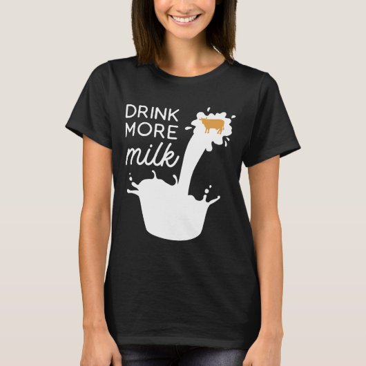 牛乳の牛乳を飲むミルクマンおもしろい Tシャツ (正面)