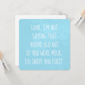 牛乳並みのユーモアでお誕生日おめでとう、もうすぐ坂を転がり落ちる年齢に カード (正面/裏面インサイチュ)