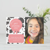 牛柄のスポット ブラウン ピンク 誕生日パーティーの写真 招待状 (スタンド正面)