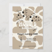 牛柄のファーストバースデー招待状 Tan Who's in the MOOO-D Cow Print 招待状 (正面)