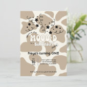 牛柄のファーストバースデー招待状 Tan Who's in the MOOO-D Cow Print 招待状 (スタンド正面)