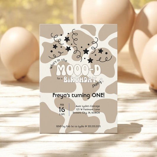 牛柄のファーストバースデー招待状 Tan Who's in the MOOO-D Cow Print 招待状