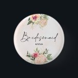 牡丹と金箔の開花バッジ 缶バッジ<br><div class="desc">Peonyと金ゴールドのコレクションに合わせてデザインされたこのカスタマイズ可能なマッチングのブライドメードバッジは、水色の背景に緑の葉を持つ鮮やかなピンクと金ゴールドの牡丹の花を備えている。レイアウト、フォント、文字サイズの変更など、このデザインの高度なカスタマイズを行うには、上クリックの「」ボタカスタマイズンを使用してください。なお、金ゴールド箔は印刷効果であり、物理箔ではない。何か連絡質問があれば私に頼む！</div>