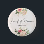 牡丹と金箔開花メイド・オブ・オーナー（花嫁付き添い人）バッジ 缶バッジ<br><div class="desc">Peonyと金ゴールドのコレクションに合わせてデザインされたこのカスタマイズ可能なマッチングメイド・オブ・オーナー（花嫁付き添い人）バッジは、水色の背景に緑の葉を持つ鮮やかなピンクと金ゴールドの牡丹の花を特徴としている。レイアウト、フォント、文字サイズの変更など、このデザインの高度なカスタマイズを行うには、上クリックの「」ボタカスタマイズンを使用してください。なお、金ゴールド箔は印刷効果であり、物理箔ではない。何か連絡質問があれば私に頼む！</div>