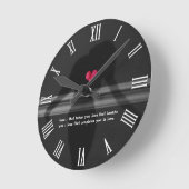 牡丹の花で愛と女性のシルエットハート ラウンド壁時計 (傾斜)