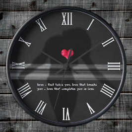 牡丹の花で愛と女性のシルエットハート ラウンド壁時計