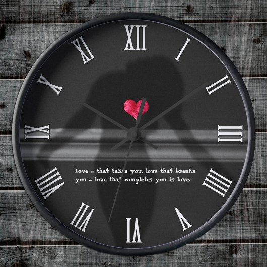 牡丹の花で愛と女性のシルエットハート ラウンド壁時計