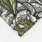 牡丹の花と蛾 フリースブランケット (角)