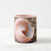 牡丹デザイン上にピンクの海殻を有する沿岸ビーチ マグカップ (中央)