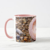 牡丹デザイン上にピンクの海殻を有する沿岸ビーチ マグカップ (左)