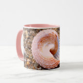 牡丹デザイン上にピンクの海殻を有する沿岸ビーチ マグカップ (正面左)
