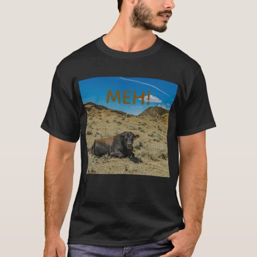牧場で牛がモーと鳴かない 牛はメーと言う Tシャツ (正面)
