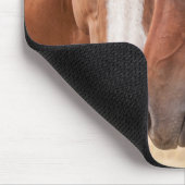 牧場で鼻を寄せる馬たち マウスパッド (コーナー)