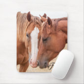 牧場で鼻を寄せる馬たち マウスパッド (マウス)