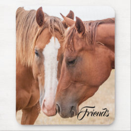 牧場で鼻を寄せる馬たち マウスパッド