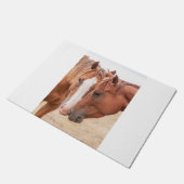 牧場で鼻を寄せ合う馬 ドアマット (アングル)