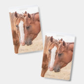 牧場で鼻を寄せ合う馬 バッジ (正面&裏面)