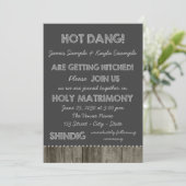 牧場の木製黒板 赤い首の結婚式 招待状 (スタンド正面)