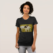牧場の茶色と白のボーアヤギの子どもの写真 Tシャツ (正面フル)