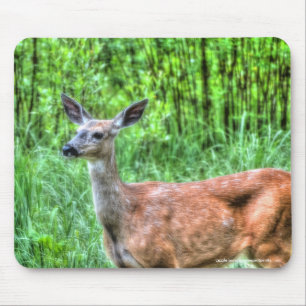牧場の野生動物の上の女性の母マールシカ写真 マウスパッド