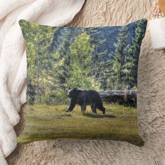 牧場を横切る黒熊 クッション (ブランケット)