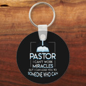 牧師の仕事は、できる人に導く キーホルダー (正面)