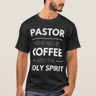 牧師 – コーヒーと聖霊によって動く Tシャツ
