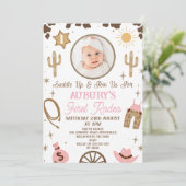 牧歌的なピンクとブラウンの女の子のファーストロデオ 1歳の誕生日 招待状 (スタンド正面)