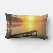 牧歌的な日の出 | Misty Mountain Lake，ブルガリア ランバークッション (裏面)