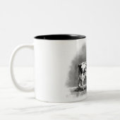 牧草を食べているホルスタイン牛: 現実主義の鉛筆のスケッチ ツートーンマグカップ (左)