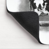 牧草を食べているホルスタイン牛: 現実主義の鉛筆のスケッチ マウスパッド (コーナー)