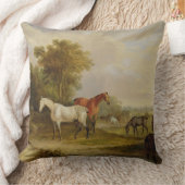 牧草を食べている馬: ロバと牧草を食べている灰色の種馬 クッション (ブランケット)