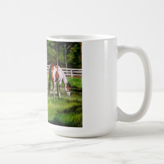 牧草を食べている2頭のペンキの馬 コーヒーマグカップ