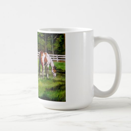 牧草を食べている2頭のペンキの馬 コーヒーマグカップ (右)