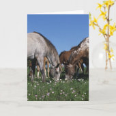 牧草を食べているAppaloosaの馬のグループ カード (黄色い花)