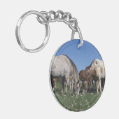 牧草を食べているAppaloosaの馬のグループ キーホルダー (正面左)