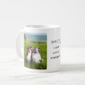 牧草地でシェットランド・ シープドッグをフィーチャーしたマグカップ コーヒーマグカップ (正面左)