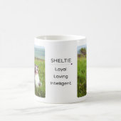 牧草地でシェットランド・ シープドッグをフィーチャーしたマグカップ コーヒーマグカップ (中央)