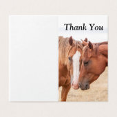 牧草地で生い茂る馬 (外部フラット)