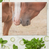 牧草地で生い茂る馬 キッチンタオル (折り畳み)