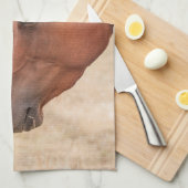 牧草地で生い茂る馬 キッチンタオル (四つ折り)